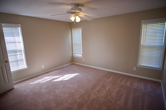 Building Photo - Dunwoody Living at Its Best – Spacious 4BR...
