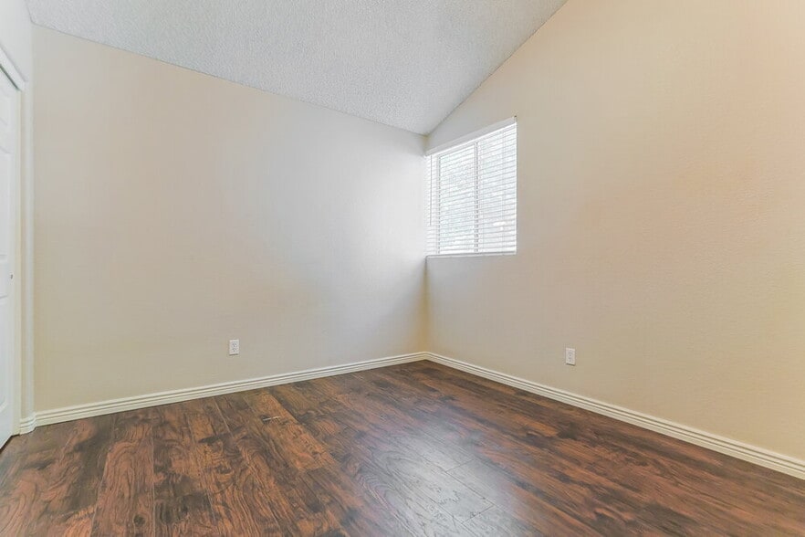 Building Photo - 441 S Maple