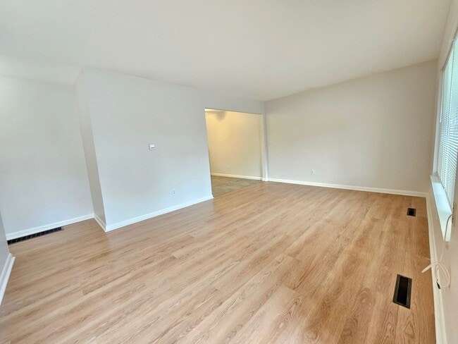 Building Photo - Newly Updated 3 Bed, 1.5 Bath Duplex Unit with Garage in Lovely Inner SE