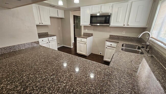 Building Photo - 18015 Autumn Hills Dr