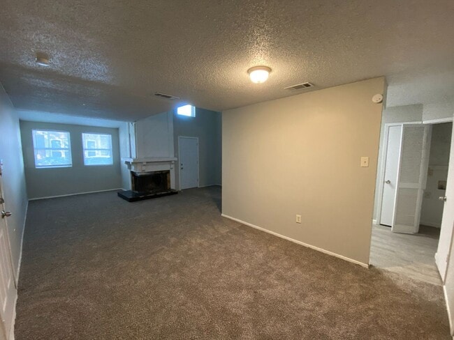 Building Photo - Charming Split-Level First-Floor Unit with...