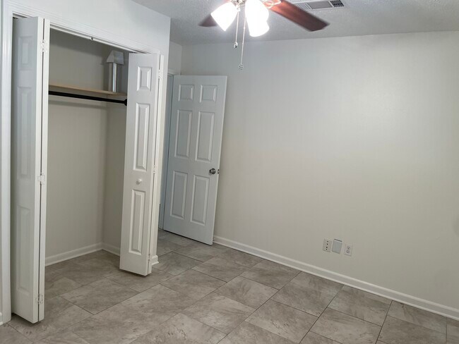 Building Photo - 218 W Saint Mary Dr