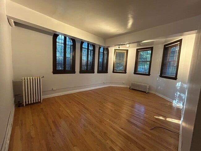 Building Photo - 4515 N Wolcott Ave