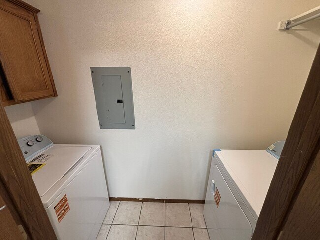 Building Photo - 822-824 N. Daisy Ln