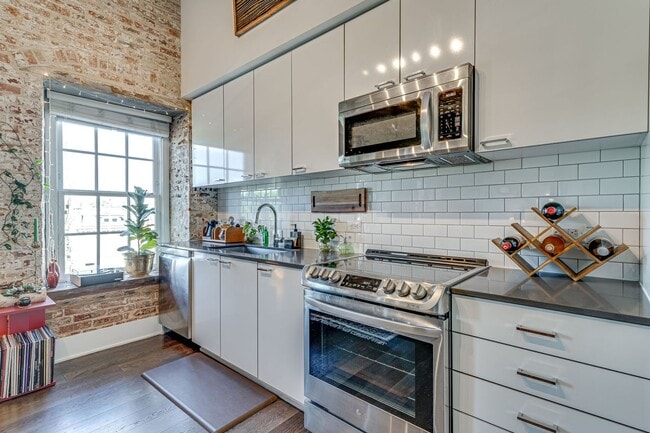 Building Photo - Stunning Partly Furnished Studio in Old Town Alexandria