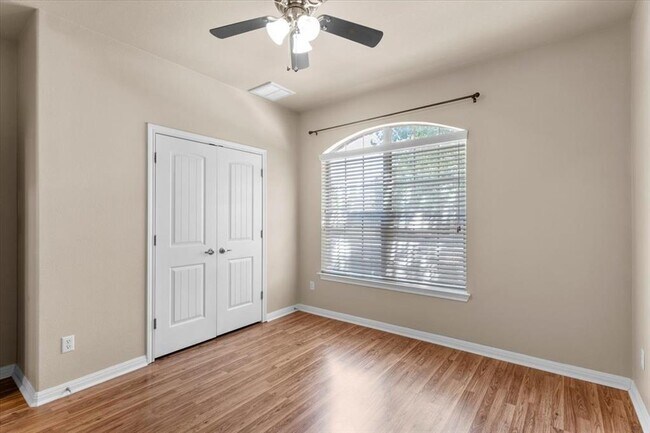 Building Photo - 2041 Livonia Dr