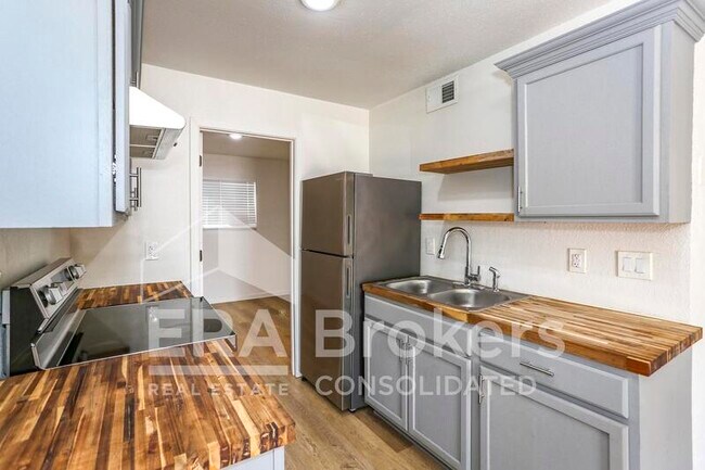 Building Photo - 614 Adams Ave