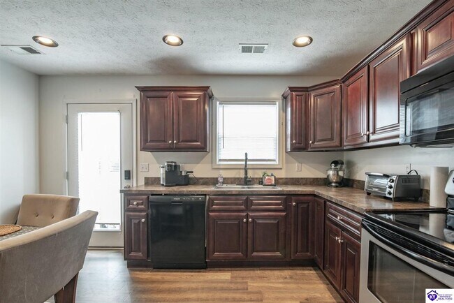 Building Photo - 114 Twin Lakes Dr