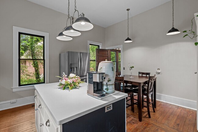 Building Photo - 802 N Poplar St