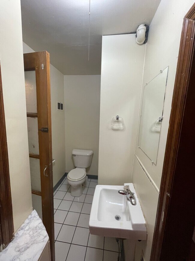 Building Photo - 4 bedroom 1 1/2 bath single family house with yard.