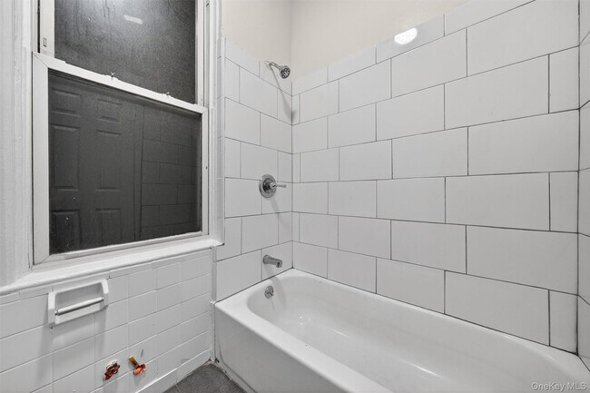 Building Photo - 74 Oak St