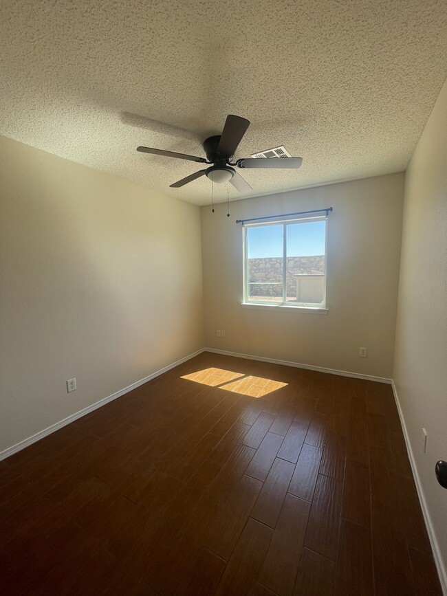 Building Photo - 1832 Shreya St