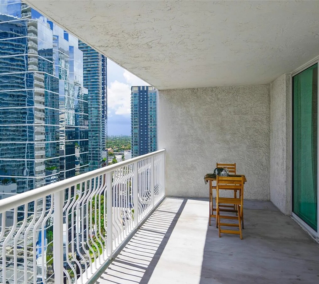 Building Photo - 1200 Brickell Bay Dr