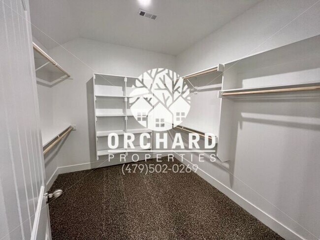 Building Photo - Single-Family Home- Desirable Cedarwood Plan