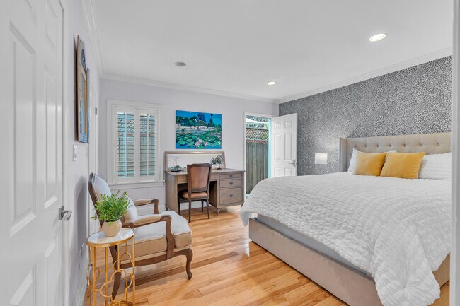 Building Photo - 326 N Doheny Dr