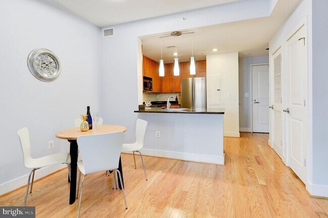 Building Photo - 1br 1 ba condo, Cityline at Tenley Condomi...