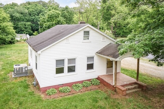Primary Photo - Cute and Tranquil 2 bed/1bath near Elon