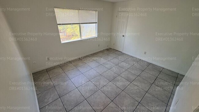 Building Photo - 2 bedroom 1.5 bathroom townhome