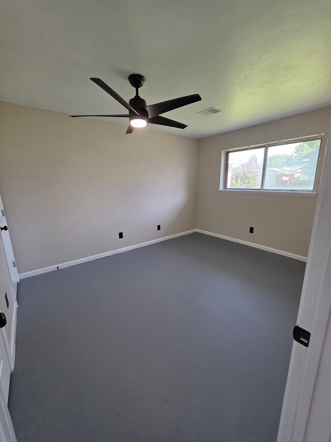 Building Photo - Large 3 bedroom in Bethany