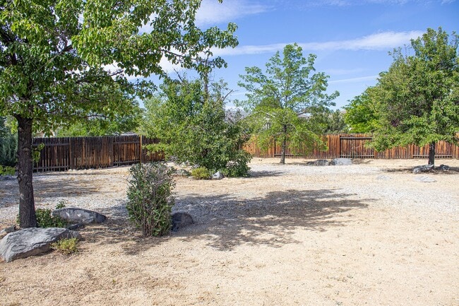 Building Photo - 3 Bed, 2 Bath, Huge Fenced Back Yard, 2-Car Garage in Wingfield Springs