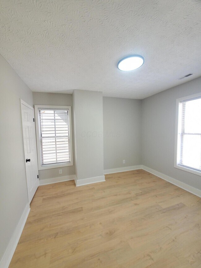 Building Photo - 33 S Cypress Ave