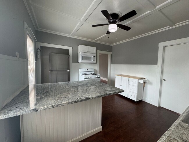 Building Photo - Updated Haverhill 2 Bedroom W/Yard | Avail...