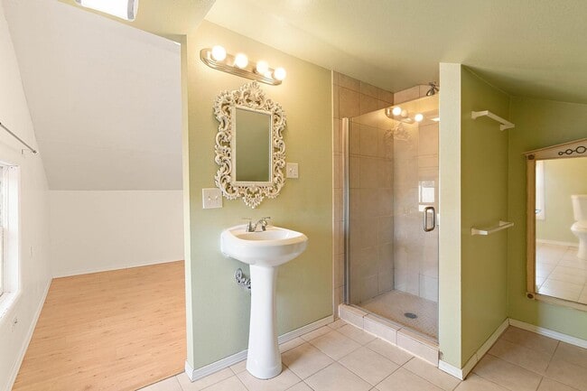 Building Photo - Cute 3-bdrm/2-bath vintage home—Nice fence...