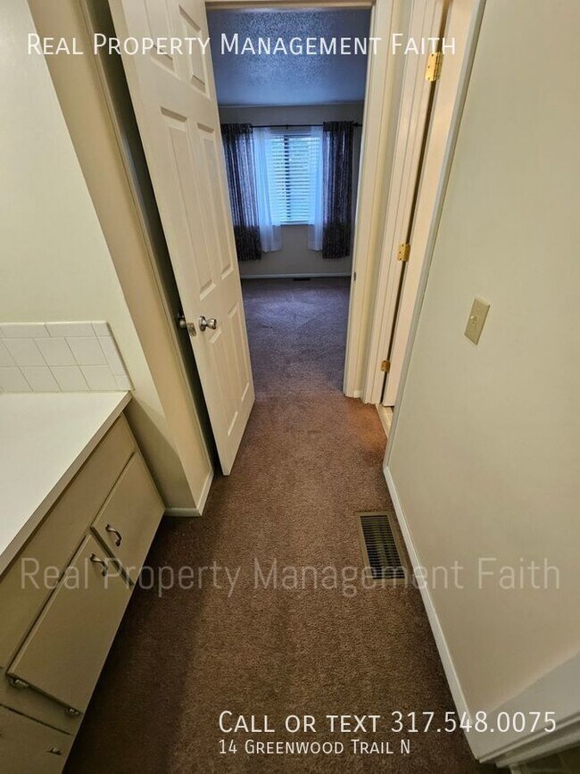 Building Photo - 14 Greenwood Trail N Dr