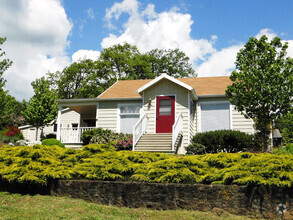 Building Photo - Two Bedroom Cottage for Rent in White Salmon