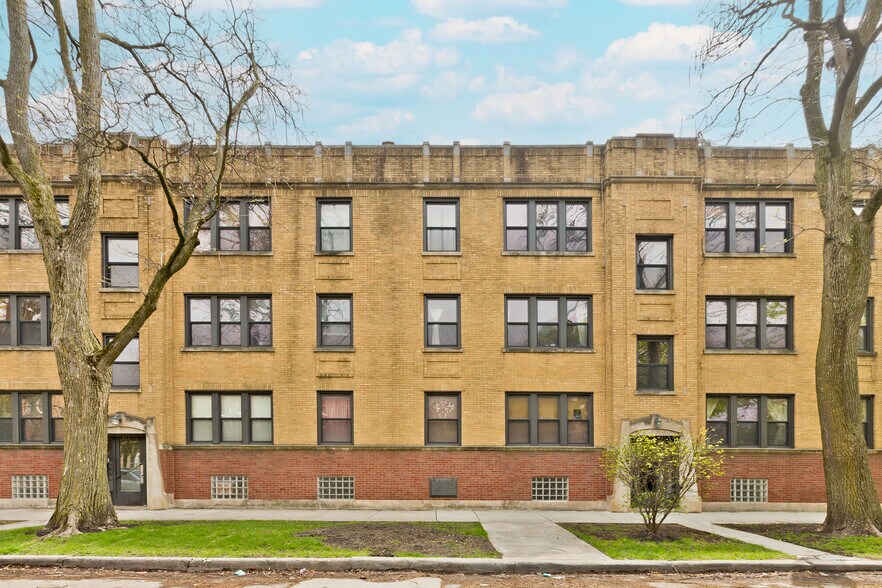 Primary Photo - 2723 W Wellington Ave