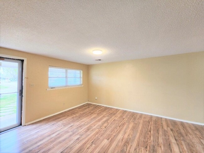 Building Photo - 3 Bed 1 Bath 1 Car in Bethany, OK PC Schools