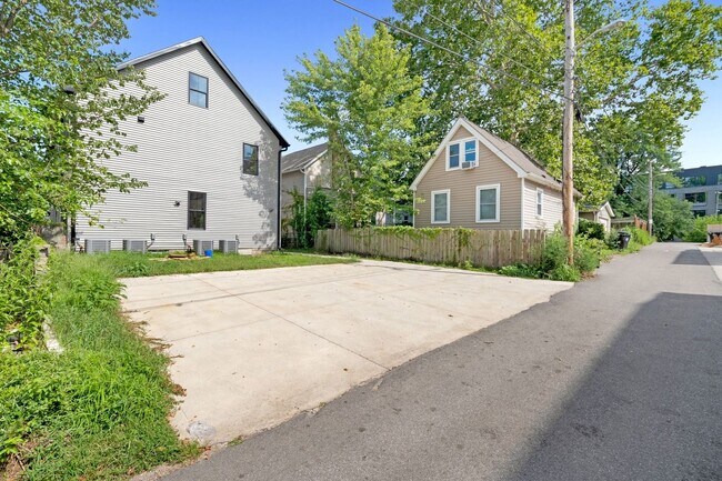 Building Photo - 2322 Scranton Rd