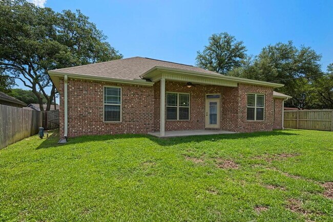 Building Photo - Charming, Pet-Friendly 4-Bedroom Oasis in Fort Walton Beach – Lawn Service Included!