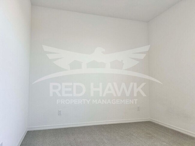 Building Photo - 35991 W San Clemente Ave