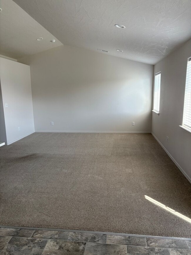 Building Photo - 1/2 Off Deposit!! Newer Construction in Ma...