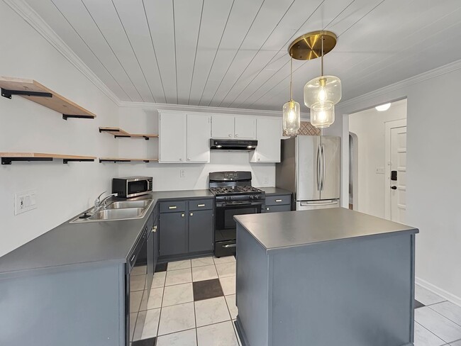 Building Photo - 2729 Vernon Ave S