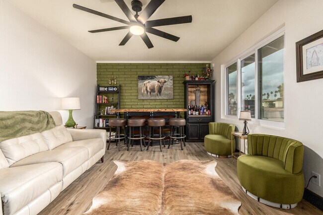 Building Photo - 617 E Ellis Dr