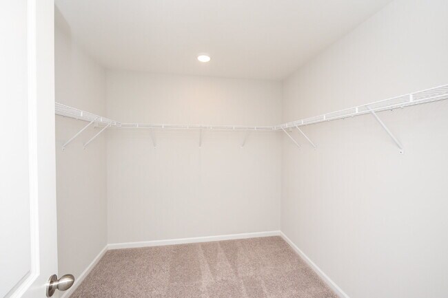 Building Photo - Elegant 3BR,2.5BA Townhome with Modern Finishes $1950/mo rent***
