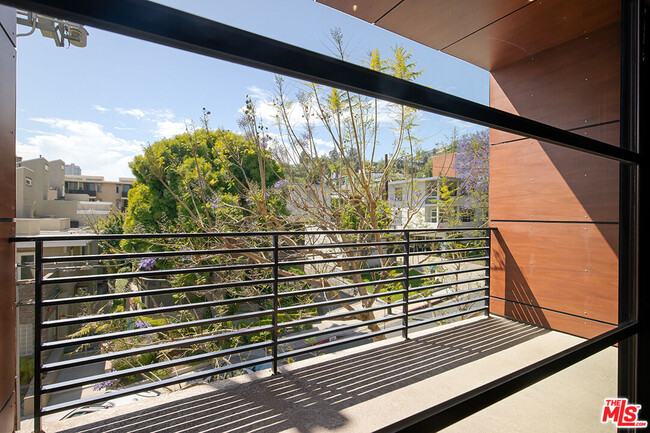 Building Photo - 8788 Shoreham Dr