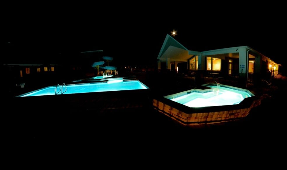 Hoa pool and hot tub. - 145 E 620 S