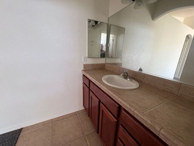 Building Photo - 3 Bedroom 2 bath Home Boat Deep Garage and RV parking Near Safeway