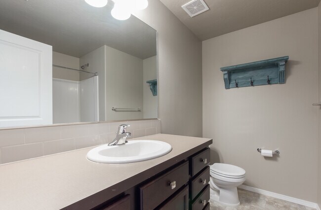 Building Photo - Beautiful 4 Bedroom 2.5 Bath River Run Home