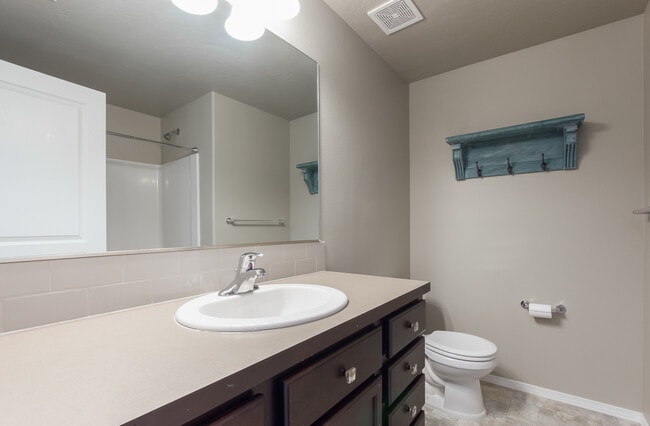 Building Photo - ***Half off 1st Full Month's Rent***Beauti...