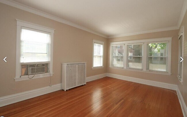 Building Photo - 916 Pleasant St