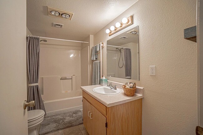 Building Photo - Unfurnished Two bedroom, Two bath Ground Floor Townhouse | Available June