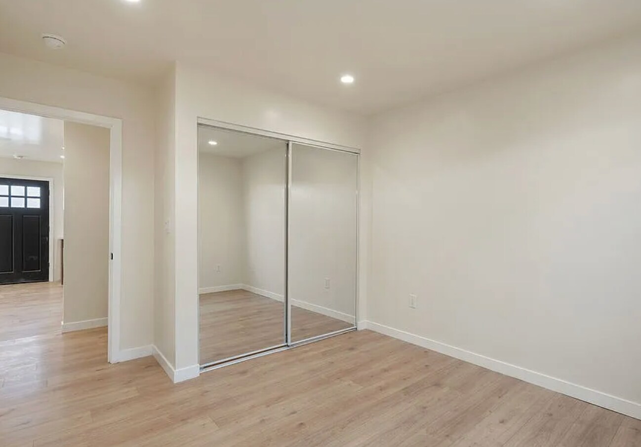 Building Photo - 5166 S Manhattan Pl