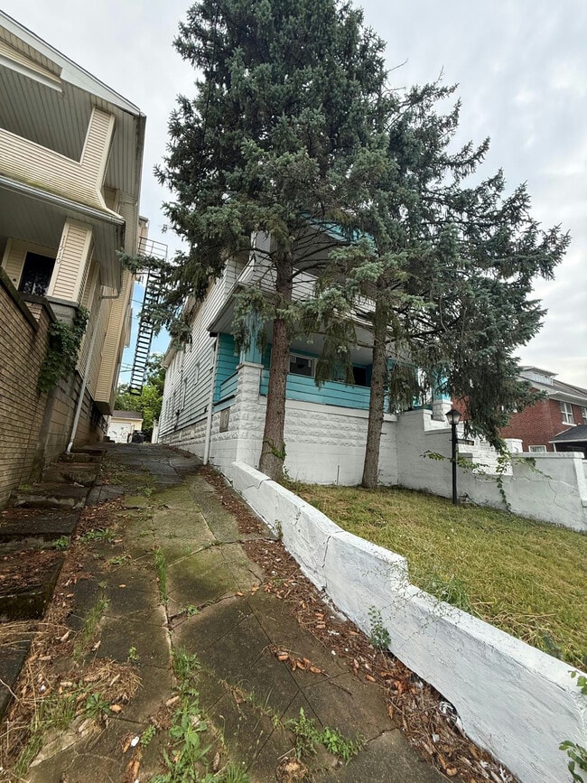 Building Photo - 11706 Farringdon Ave
