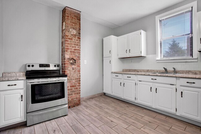 Building Photo - Updated 3 Bedroom 1 Bath with Off Street P...