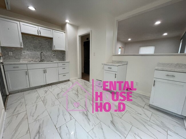 Building Photo - ~ 3 BEDROOM 1 BATH BUNGALOW FREE PRE-SCREEN