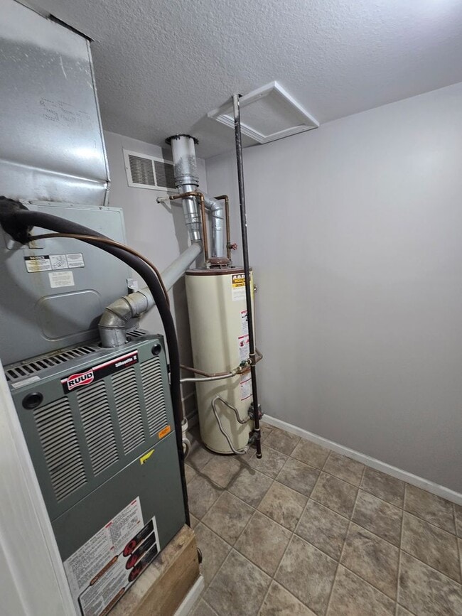 Building Photo - 106-108 Albany Dr.